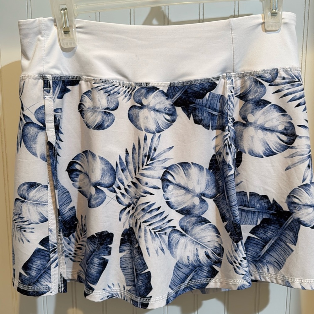 Tennis skirt, medium. Very lightweight. Two slits that are very flattering.